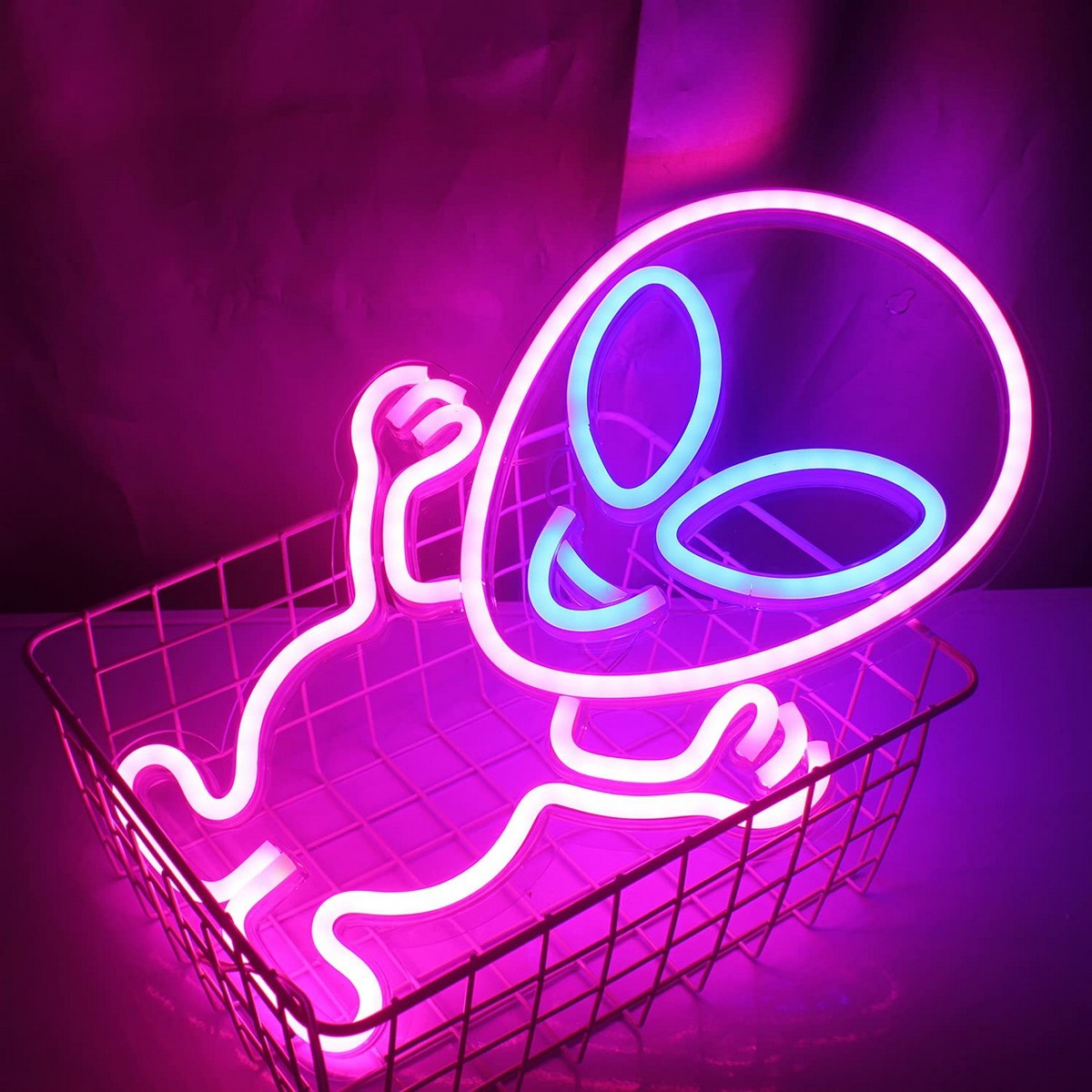 gloeiende alien - neon logo muur