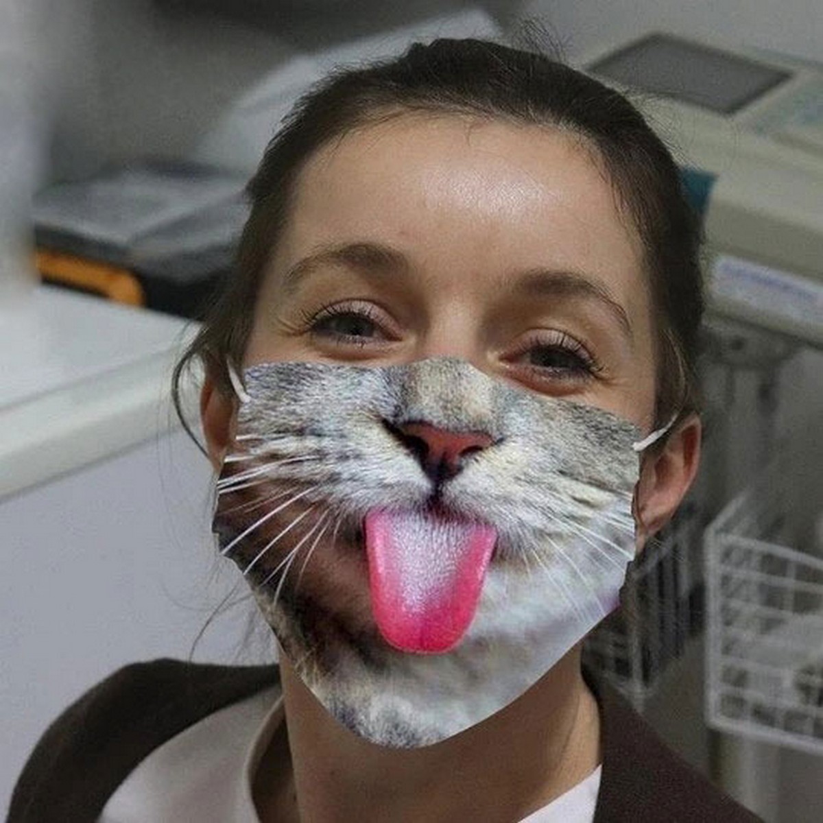masker op het gezicht kitten met tong