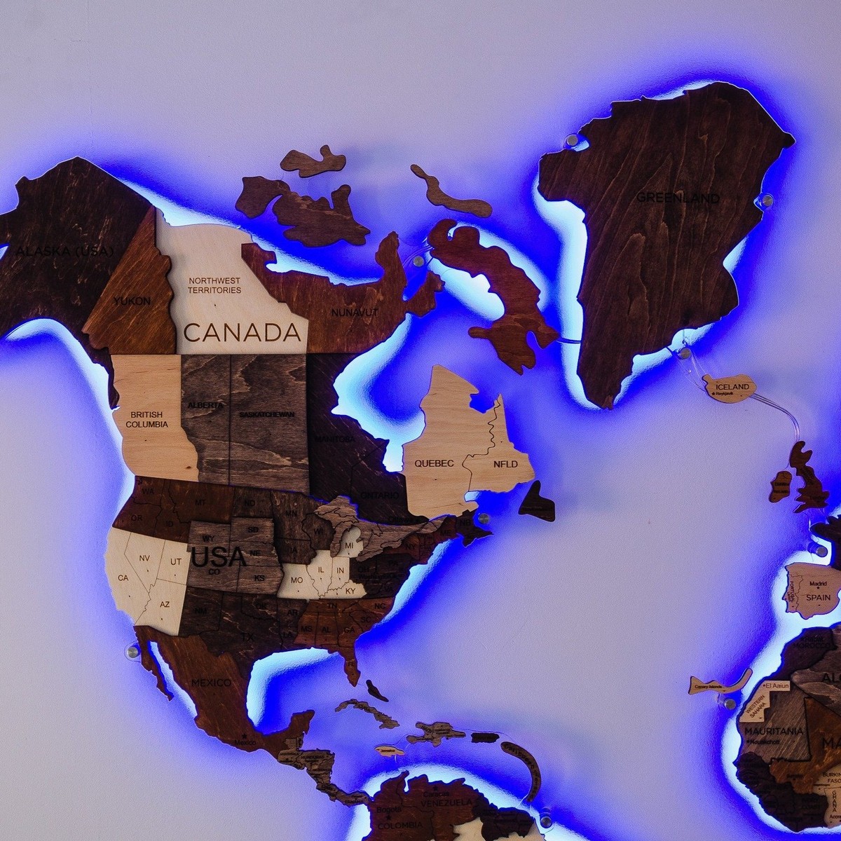 verlichte houten wereldkaart op een muur