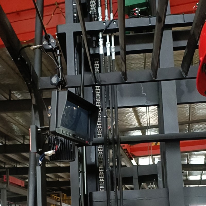 monitor met hoogheftruck met lasercamera