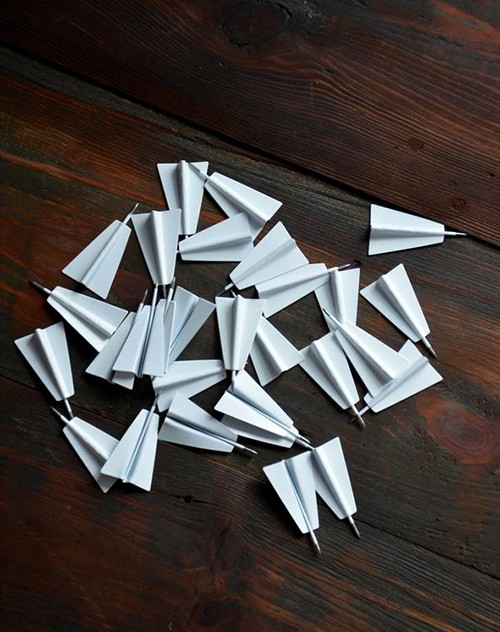 3D houten kaarten aan de muur - push pins vliegtuigen