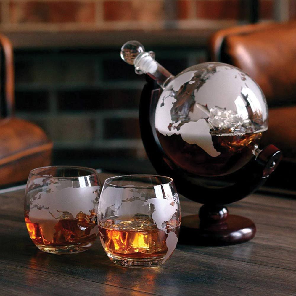 whiskyset in de vorm van een wereldbol
