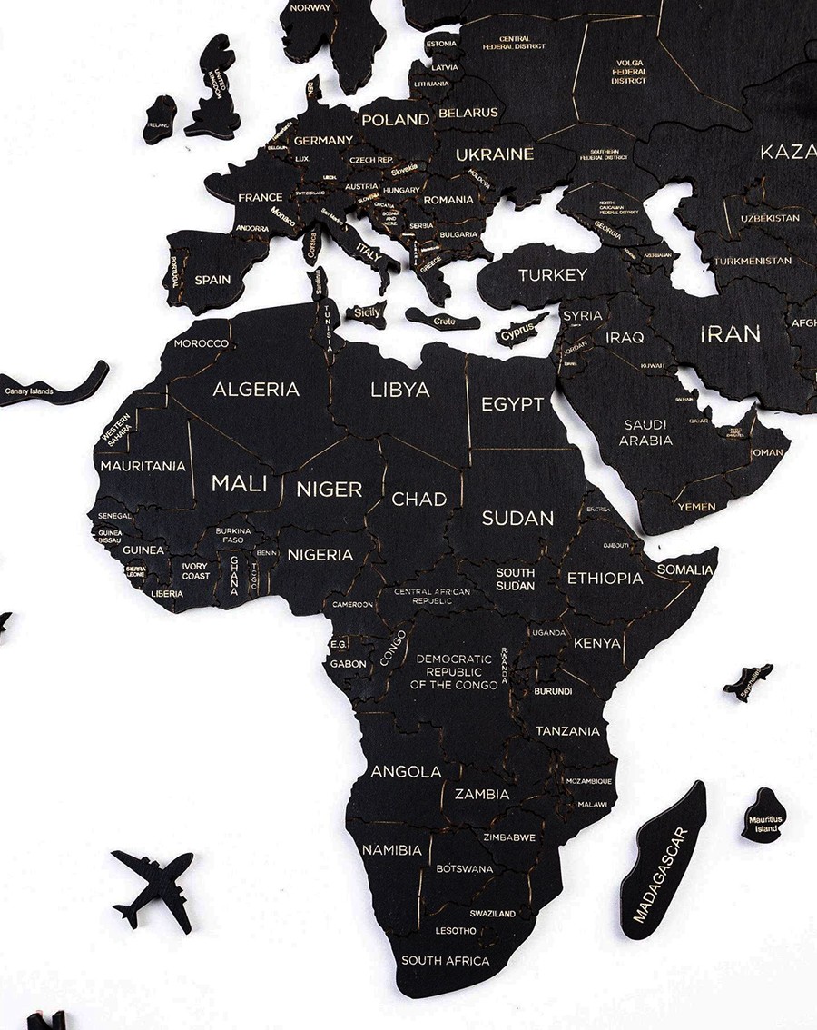 houten kaart aan de muur continenten zwarte kleur