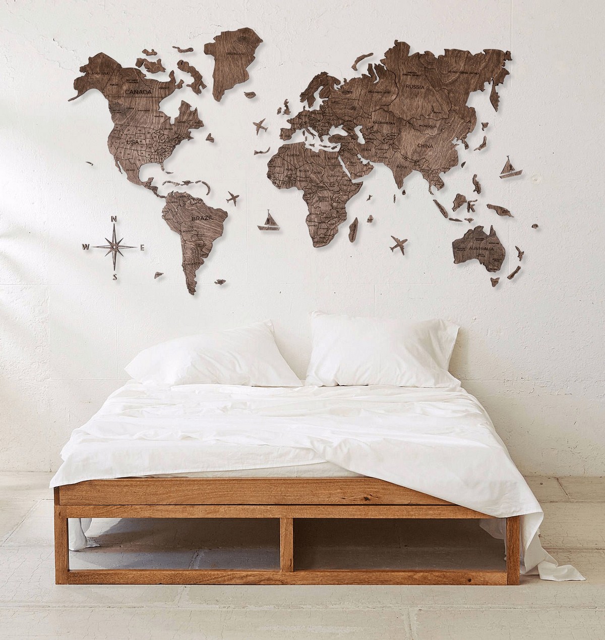 houten wereldkaart aan de muur