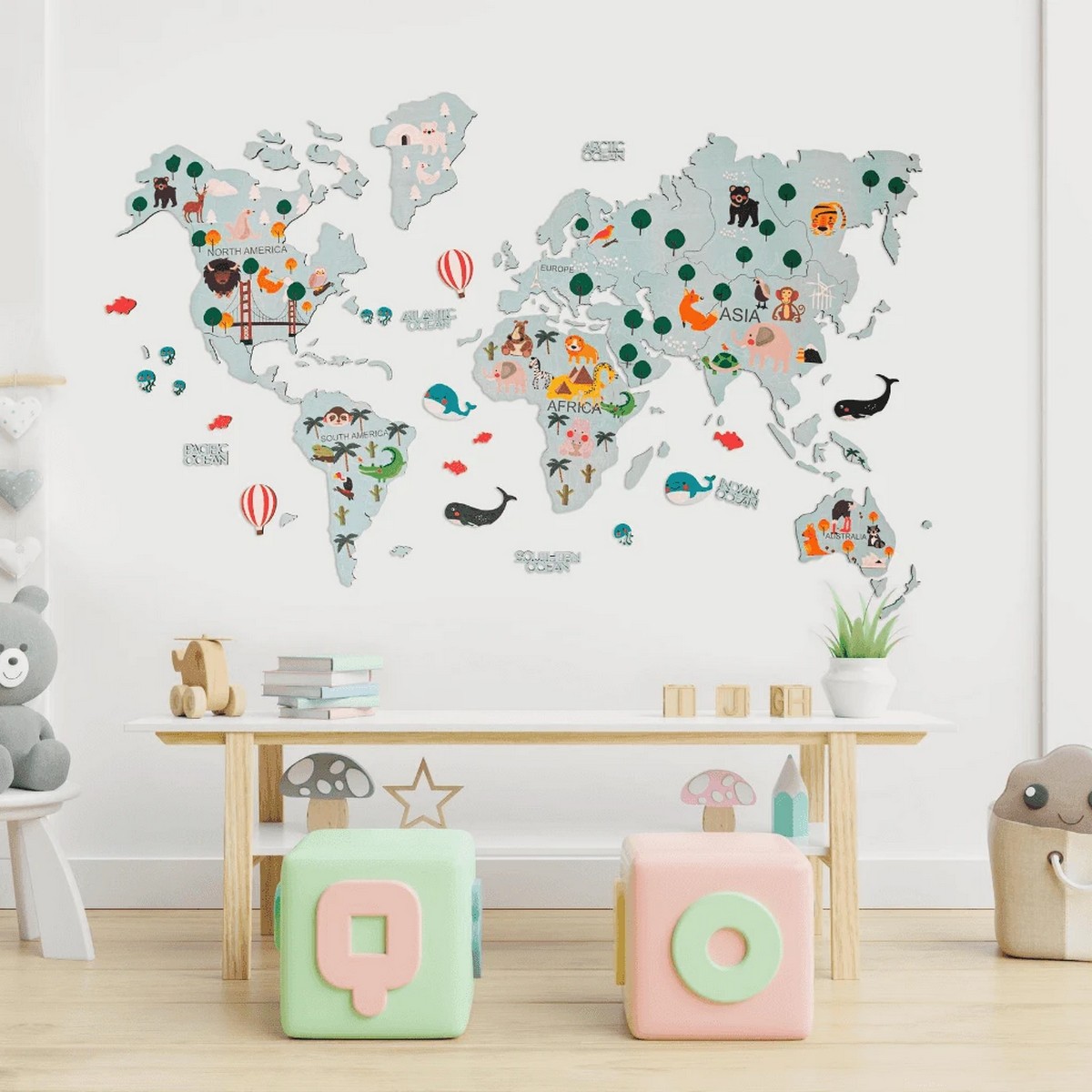houten wereldkaart van kinderen aan de muur