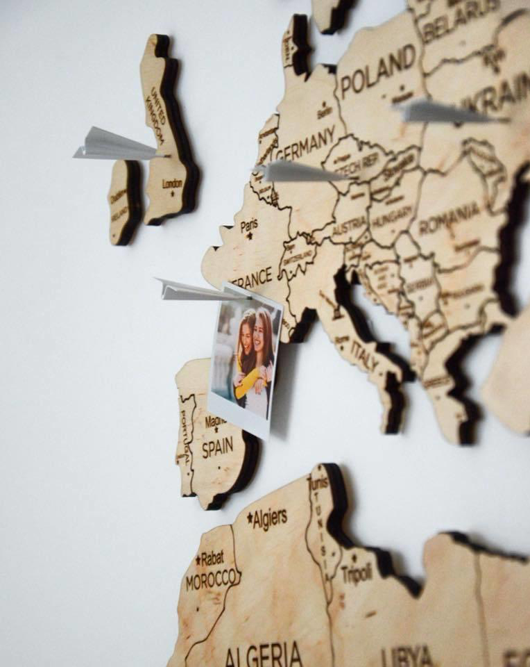 houten kaart op muur continenten kleur licht hout