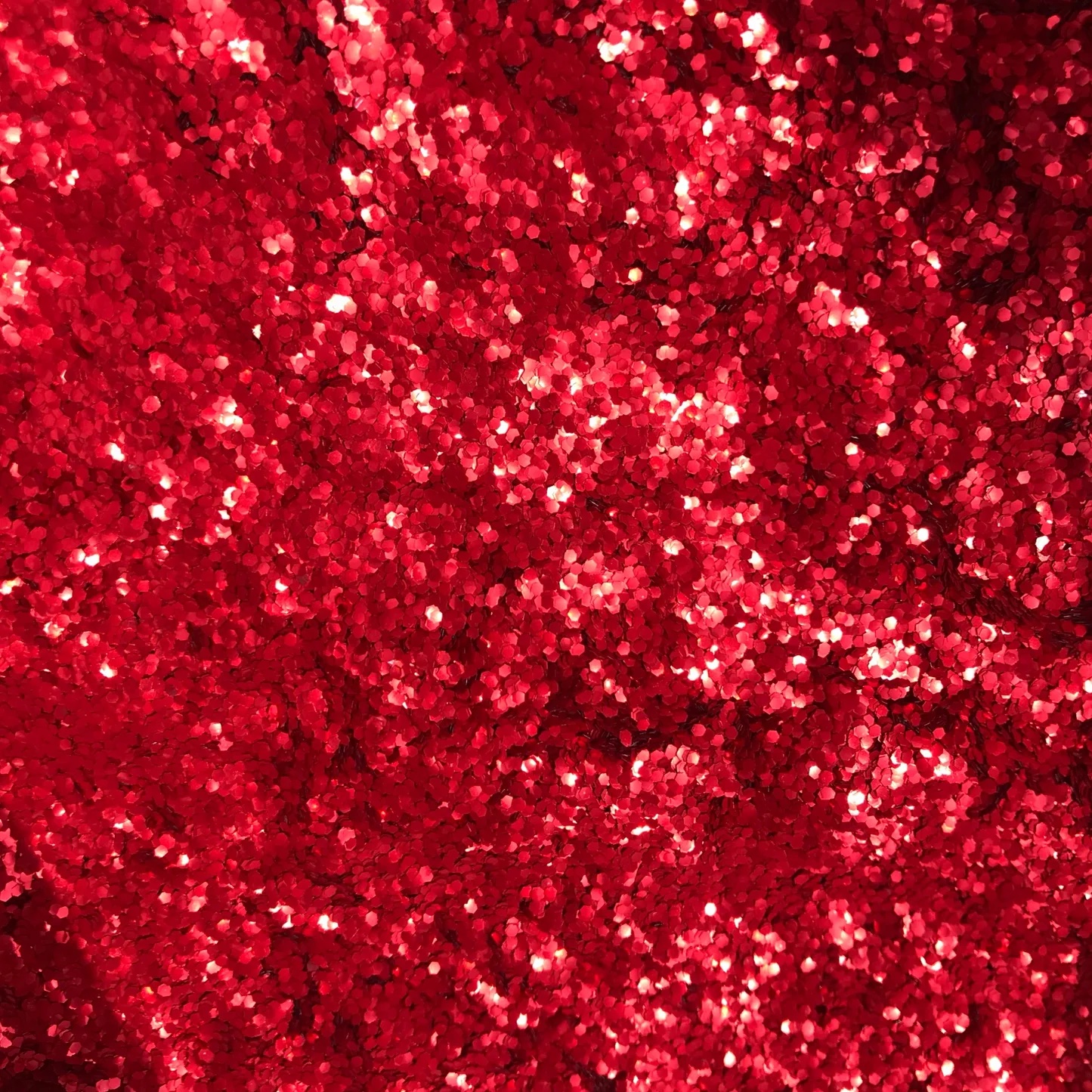 rode glitterornamenten op het lichaamshaar sprankelend