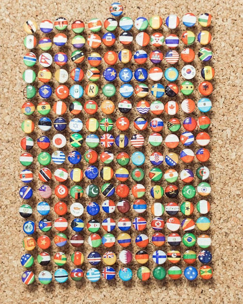 houten wereldkaart push pins vlaggen lichte kleur